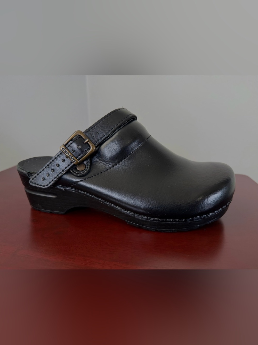 Dansko Woman’s Ingrid Black Leather Clogs - Convertible Strap-Size 40 US 9.5-10